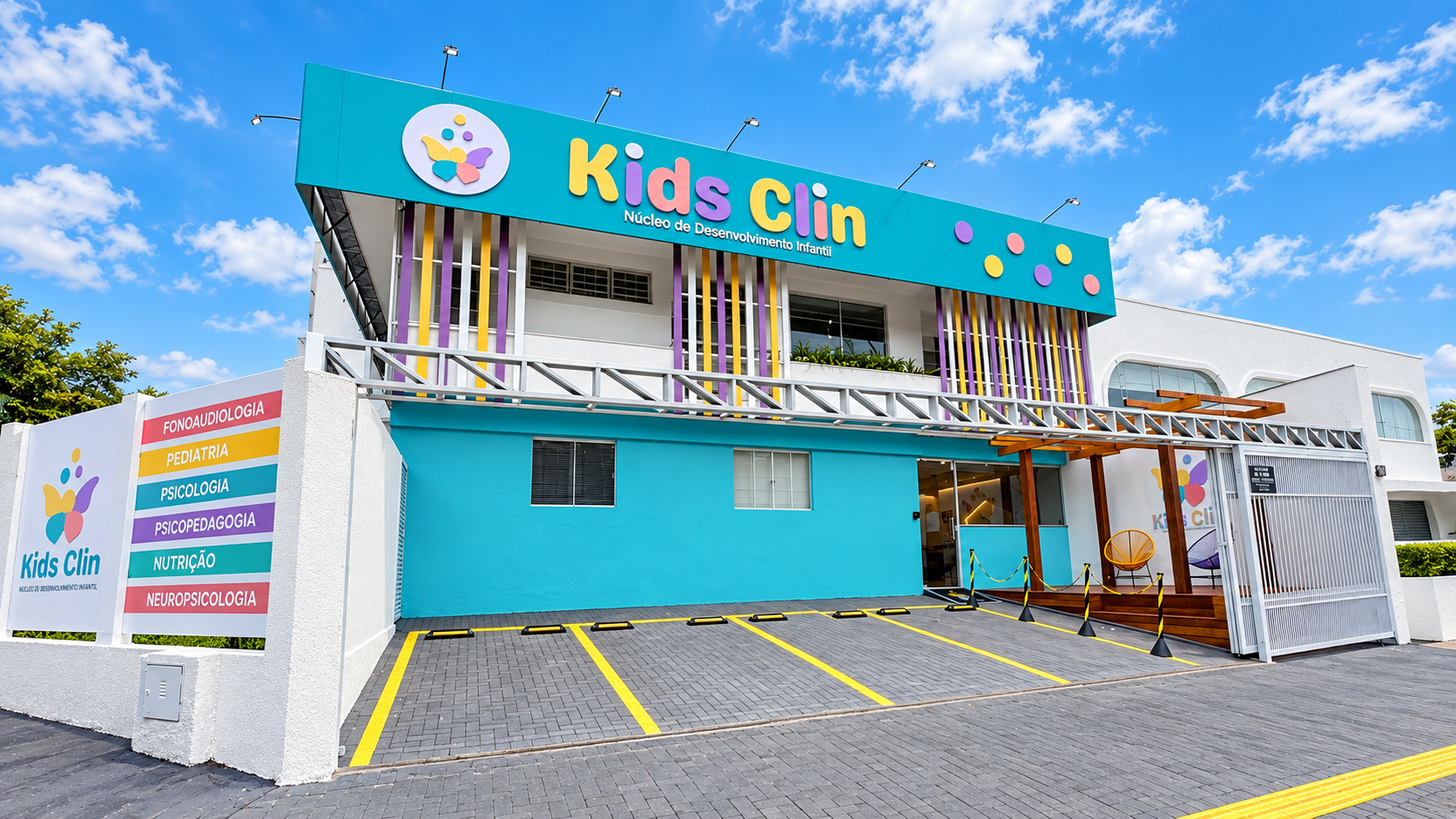 Fachada da Kids Clin, com estacionamento e identidade colorida